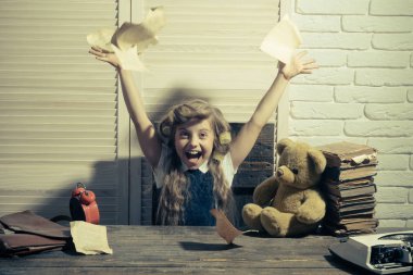 Çocuk ayı ve çalar saat ile kağıt atmak.