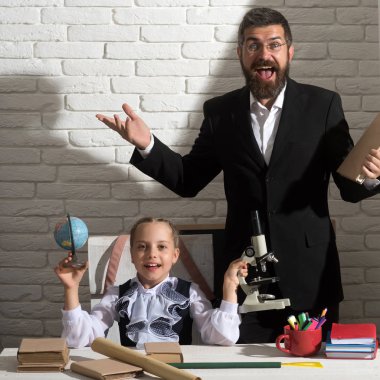 Kız ve babası beyaz tuğla zemin üzerine. Çocuk ve adam