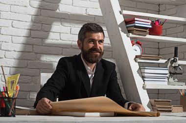 Alternatif eğitim ve bilgi kavramı. Profesör mutlu yüz ifadesi ile