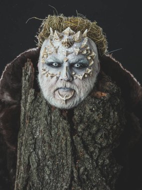 Dragon cilt ve sakallı yüzü olan adam