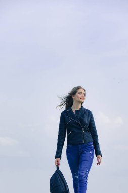 Kız sırt çantası ile deri ceketli