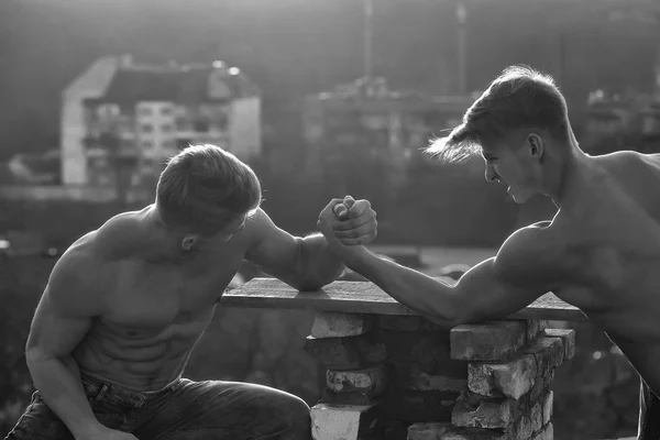 Dvojče muži nebo kulturistů wrestling — Stock fotografie