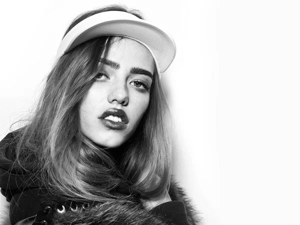 Bayan ya da spor şapkalı uzun saçlı kadın