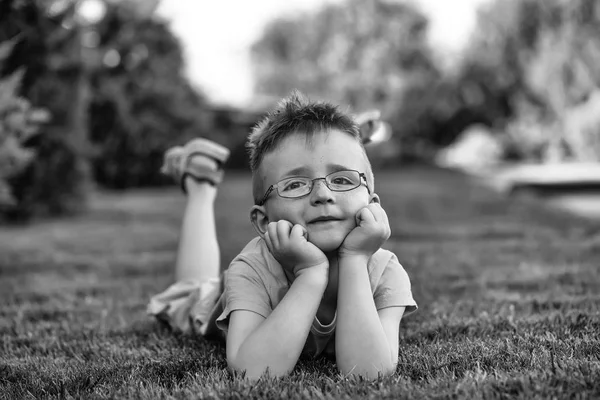 çimenlerin üzerinde bardaklarda saçlı çocuk çocuk