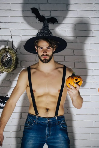 Halloween uomo in cappello da strega con zucca — Foto Stock