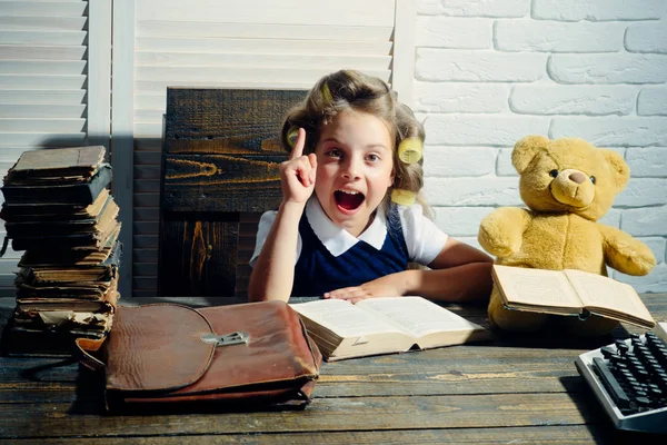 Evrak Çantası'nı ve retro daktilo ile kitap okumak çocuk