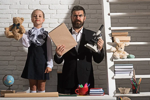 Concepto de día de escuela y padres. Chica y su padre —  Fotos de Stock