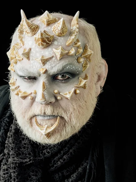 Papatyanın yüz ve Beyaz gözlü canavar