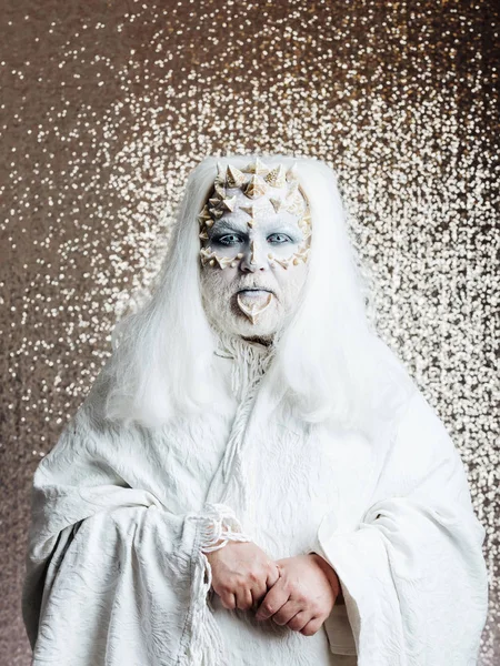 Adam gri sakal ve dragon skin ile