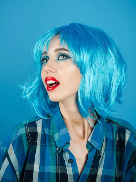 Parlak yapay saçlı kız.