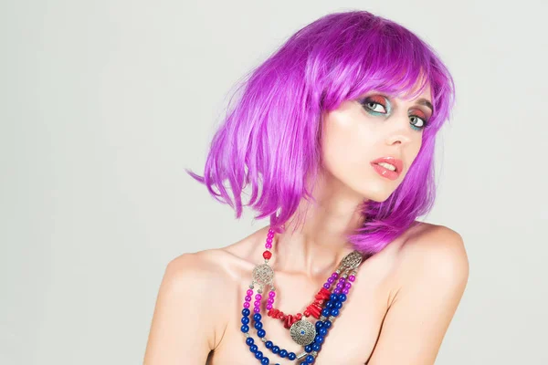 Mujer en peluca violeta con maquillaje de moda . — Foto de Stock