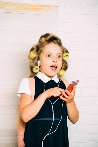 Kind mit Headset und Telefon. — Stockfoto
