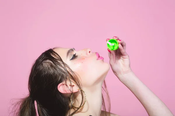 Chica con maquillaje glamour y cabello . —  Fotos de Stock