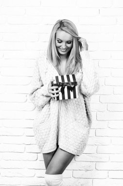 kadın hediye kutusu açar