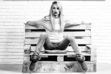 Kız koltukta oturur