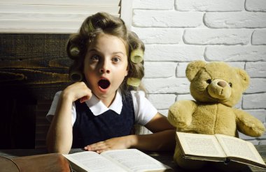 Evrak çantası ve masada daktilo ile çocuk.