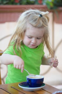 çocuk için sağlıklı bir kahvaltı.