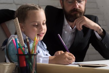 Okul malzemeleri ile Resepsiyon tarafından aile oturur. Sınıf ve eğitim