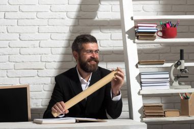 Klasik eğitim ve bilgi kavramı. Sakallı