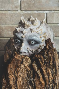 Canavar keskin dikenler ve siğiller ile