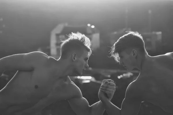 Homens ou fisiculturistas lutando — Fotografia de Stock