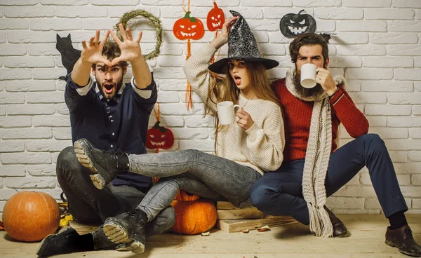 Halloween vrienden verrast drinken thee en vieren — Stockfoto