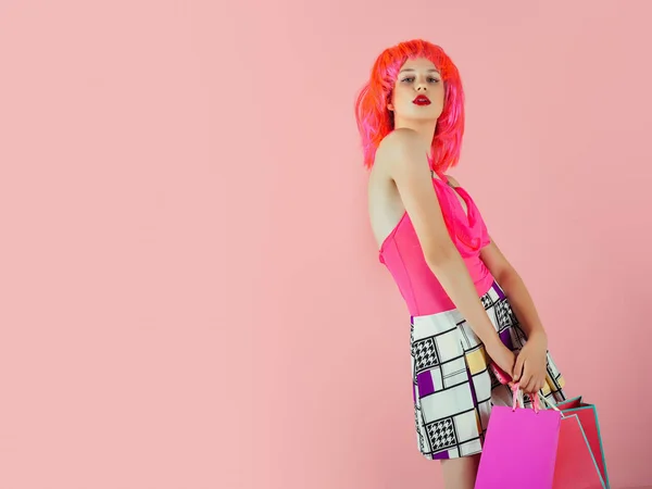 Comprador de moda posando sobre fondo rosa — Foto de Stock