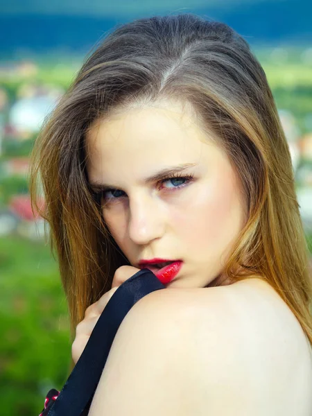 Mulher com maquiagem de lábios vermelhos — Fotografia de Stock