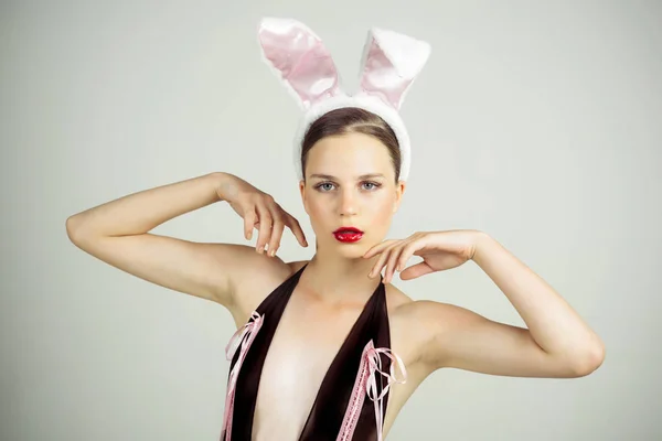 Женщина с красными губами и кроличьими ушами — стоковое фото