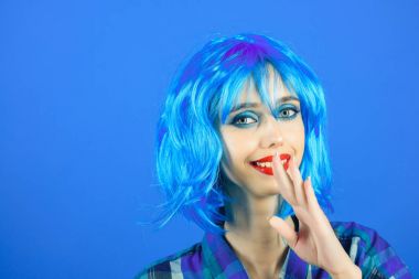 Parlak yapay saç ile gülümseyen kız.