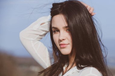 Moda model mavi gökyüzü arka plan üzerinde.