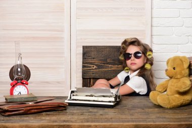 Evrak çantası ve çalar saat ile çocuk.