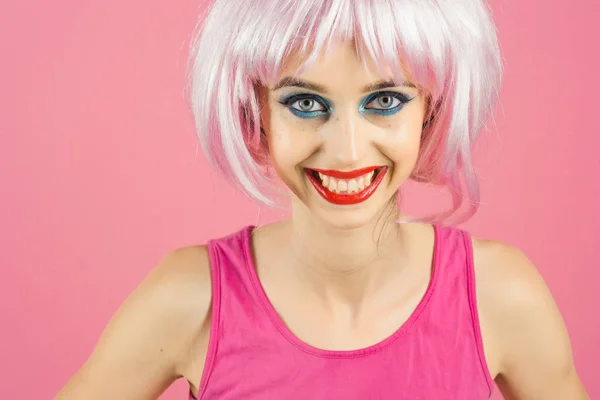Kobieta uśmiechając się z różowe włosy perukę i modny makijaż — Zdjęcie stockowe