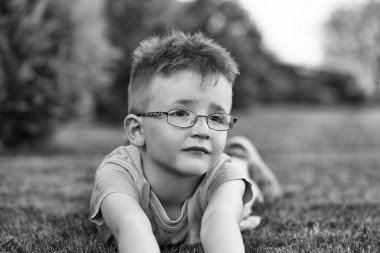 çimenlerin üzerinde bardaklarda saçlı çocuk çocuk