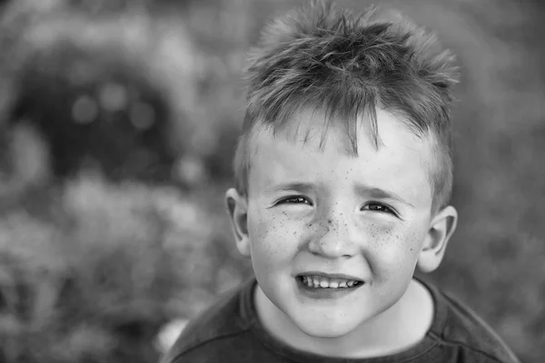 Bambino ragazzo all'aperto — Foto Stock