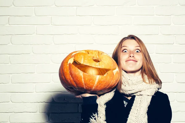 Mujer de Halloween con cara feliz . — Foto de Stock