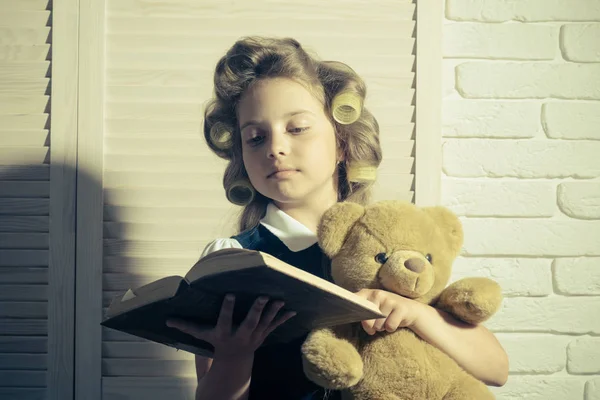 Маленькая девочка с бигуди в волосах . — стоковое фото