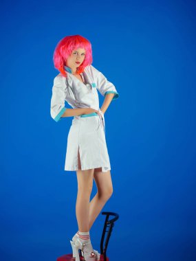 Doktor stetoskop ayakta sandalye ile tek tip kadın