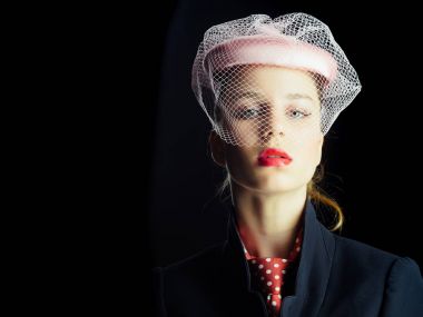 Kravat boynunda kırmızı noktalar ile kız