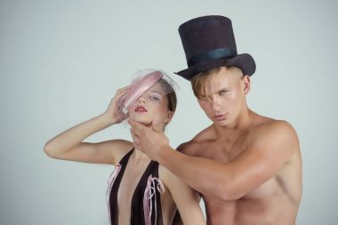 Gri arka plan üzerinde poz aşık Çift