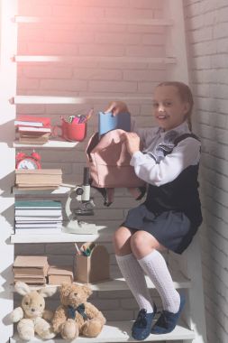 Hafif tuğla zemin üzerine çalışma odasında çocuk