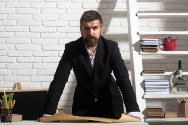 Kağıt Masası tarafından Profesör ciddi bir yüz ifadesi ile standları