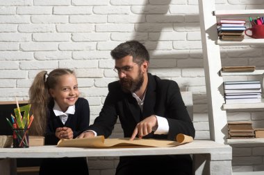 Öğretmen ve kız öğrenci çalışma odası beyaz tuğla zemin üzerine