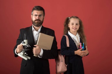 Mikroskop, kitap ve Kırtasiye çocuk ve eğitmen tutun