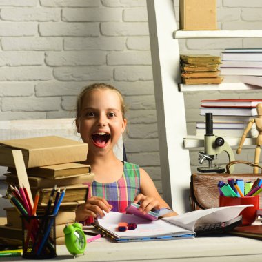 Geri okul kavramı. Kitaplar ve renkli ileti örneği ile kız