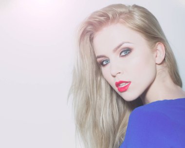 moda model sarı uzun saçları ve kırmızı dudaklar ile poz