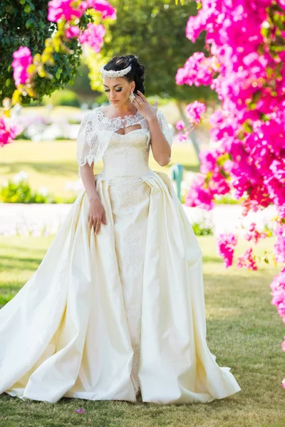 女人在美丽的婚纱礼服的新娘. — 图库照片