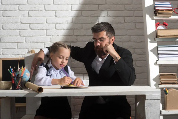 Dívka a její otec naučit se psát — Stock fotografie