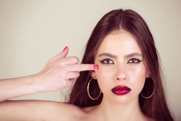 Mujer tiene el pelo largo con estilo en pendientes . —  Fotos de Stock