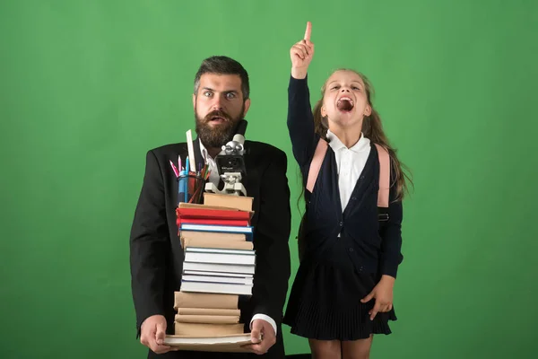 Lehrerin und Schülerin mit verängstigten und begeisterten Gesichtern — Stockfoto